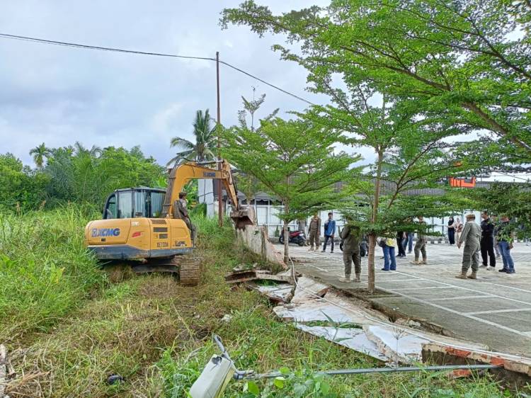 Tertibkan Aset, Tim Gabungan Bongkar Bangunan Liar di Sudirman Ujung Pekanbaru
