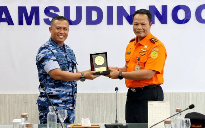 Sinergi Tanpa Batas, Kabasarnas Beri Penghargaan Khusus untuk Lanud Sjamsudin Noor