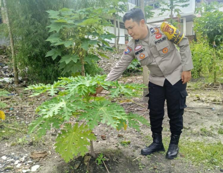 Bhabinkamtibmas Kota Tinggi Sambangi Warga, Ajak Masyarakat Manfaatkan Lahan Kosong