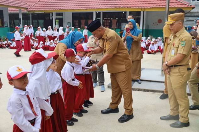 Wakil Bupati Siak Bagikan Seragam Sekolah Gratis, Perkuat Layanan Pendidikan