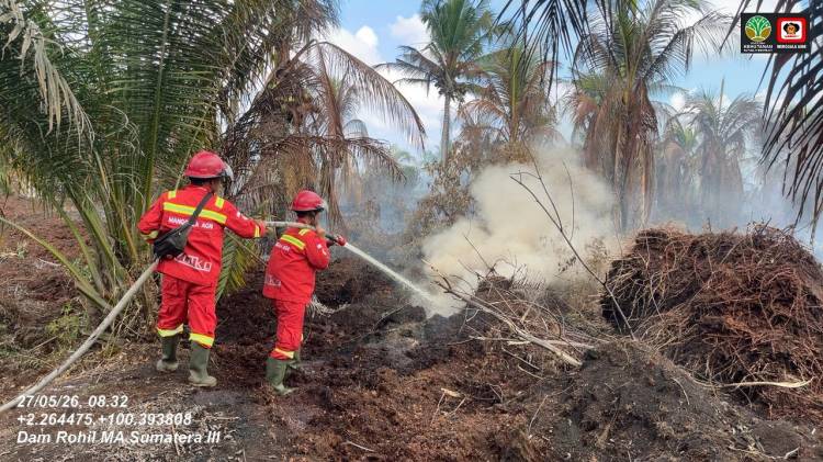 Cuaca Panas Ekstrem, Tim Manggala Agni Berjibaku Padamkan Karhutla di Palika dan Kandis