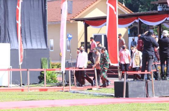 Panglima TNI Dampingi Presiden RI Tinjau Pelaksanaan Vaksinasi Massal di Mabes Polri
