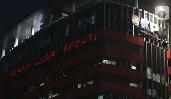 Gedung KPK Dihujani Laser Bertuliskan Berani Jujur Pecat