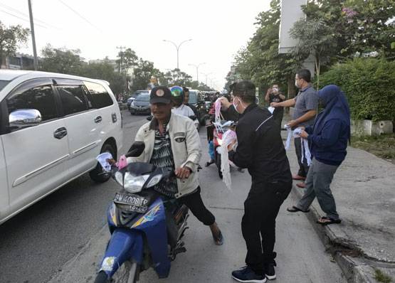 FPR Bagi-bagi Masker ke Pengguna Jalan di Kota Pekanbaru
