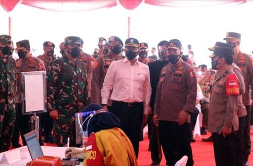 Panglima TNI Tinjau Vaksinasi Massal Hari Bhayangkara Ke-75