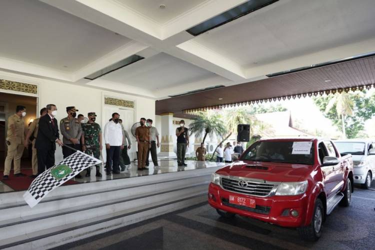 Distribusikan Vaksin dan Obat-obatan, Gubernur Syamsuar Lepas Mobil Siaga Penanganan Wabah PMK di Provinsi Riau