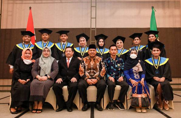 Bupati Alfedri Bangga 11 Anak Siak Diwisuda di Universitas Hayam Wuruk Perbanas Surabaya
