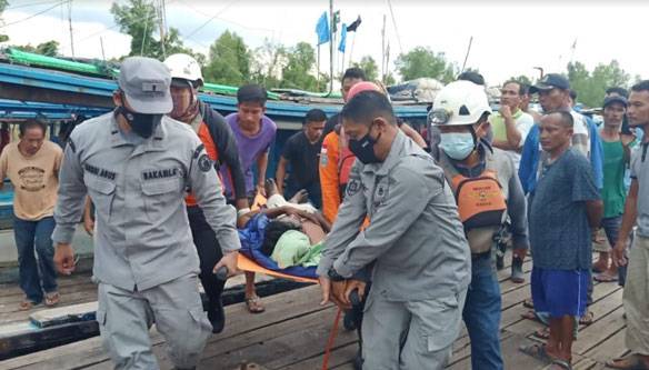 SPKKL Sambas Bakamla RI Evakuasi Nelayan Alami Keracunan Gas Freon