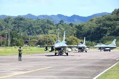 Tiga Pesawat F-16 Skadron Udara 3 Transit di Lanud Pattimura Maluku