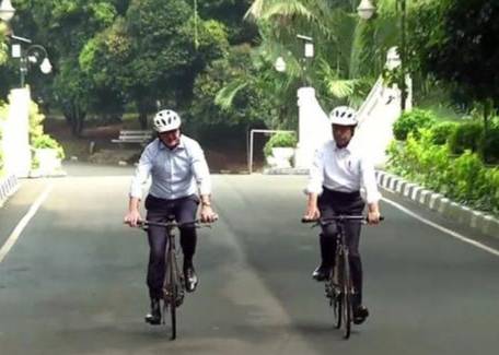 Lepas Jas, Jokowi dan PM Australia Santai Naik Sepeda Bambu ke Restoran Raasaa