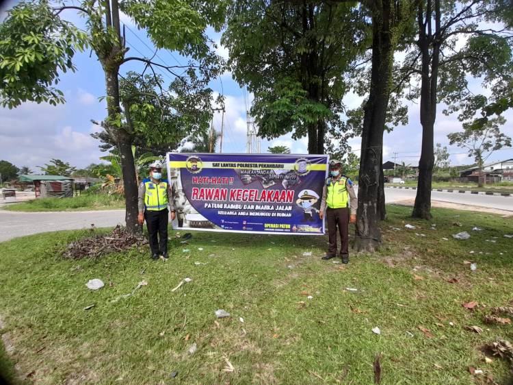 Sosialisasi Tertib Lalu Lintas, Satlantas Polresta Pekanbaru Pasang Spanduk Himbauan di Lokasi Rawan Kecelakaan