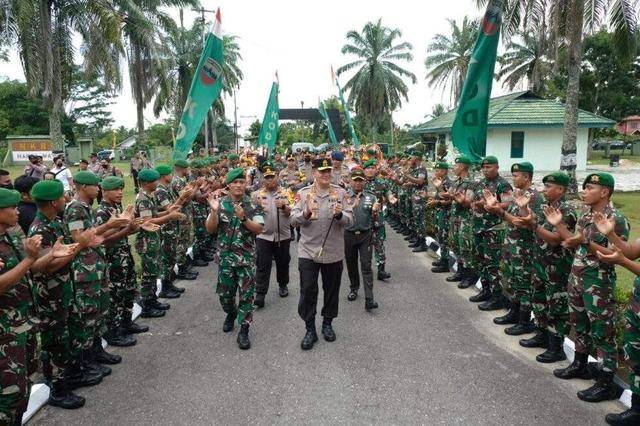 Kunker ke Kampar, Kapolda Riau Irjen Pol M Iqbal Sambangi Dua Markas TNI, Disambut Yel-yel Prajurit