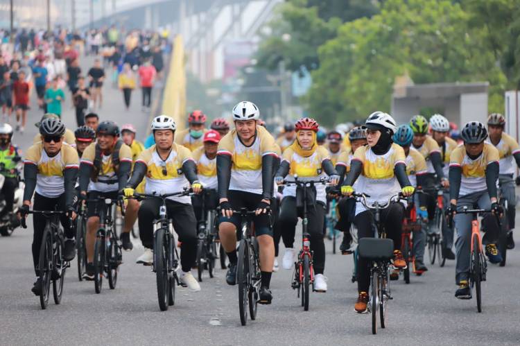 Fun Bike HUT Bhayangkara Ke-76 Polda Riau Meriah, Brigade Band Persembahkan Lagu "Together We Are Strong"