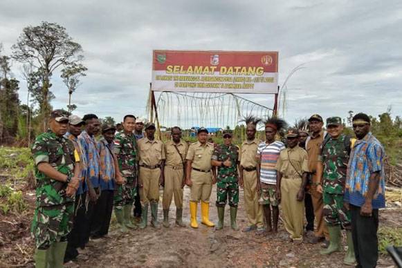 Kasiter Korem 174/ATW Merauke Dampingi Tim Wasev TMMD Ke-113 Tinjau Lokasi Kampung Vyer Papua