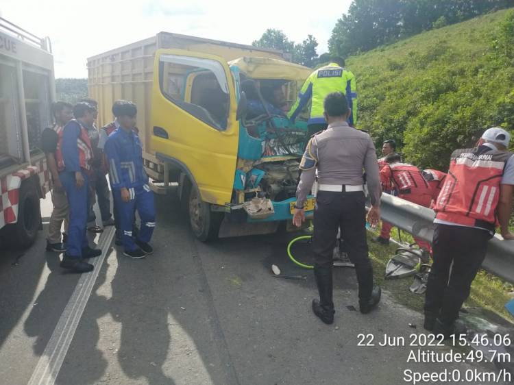 Sopir Ngantuk, Truk Colt Diesel Tabrak Belakang Truk Tronton di KM 22/600 Tol Permai Pekanbaru
