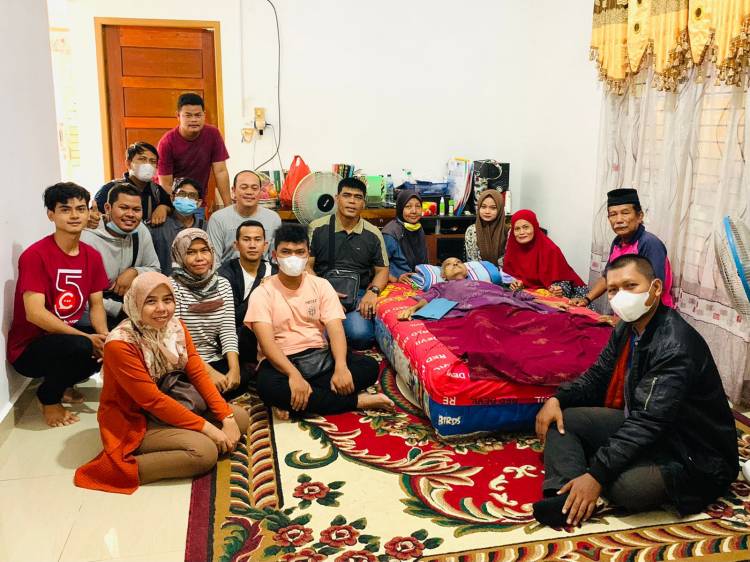 Aksi Peduli Personel Polda Riau Bersama Wartawan Mitra Berikan Bantuan ke Jurnalis Senior
