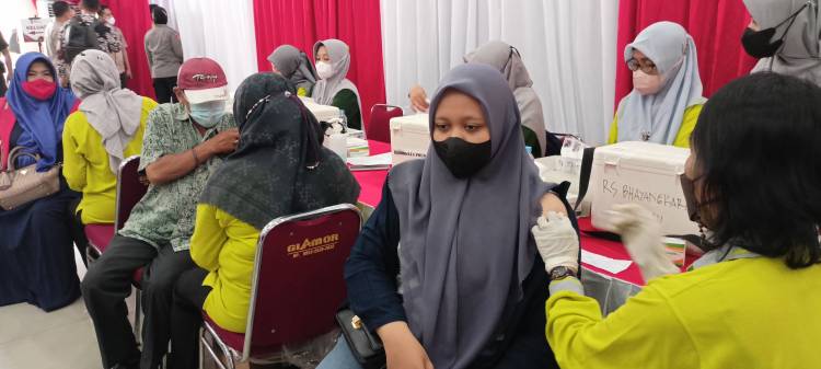 Polda Riau Secara Serentak Gelar Kegiatan Vaksin, Pengobatan Gratis dan Sunatan Massal Jelang Hari Bhayangkara Ke 76