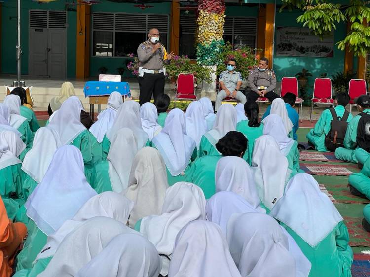 Siswa SMAN 10 Antusias Sambut Kedatangan Satlantas Polresta Pekanbaru