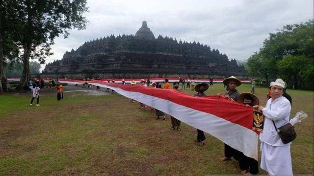 Peringati Hari Lahir Pancasila, Bendera Merah Putih Sepanjang 1.000 Meter Dibentangkan Kelilingi Candi Borobudur