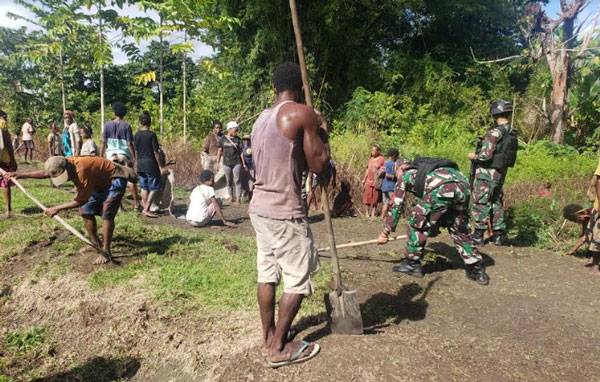 Kemanunggalan Satgas Yonif 126/KC Laksanakan Karya Bakti Bersama Warga Perbatasan Papua