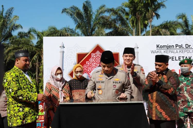 Di Dampingi Kapolda Riau, Waka Polri Komjen Pol Gatot Pramono Letakan Baru Pertama Pembangunan Masjid Al Kastoeri