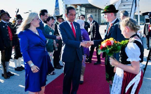Presiden Jokowi Tiba di Muninch Jerman, Disambut Pasukan Berpakaian Adat Bavaria