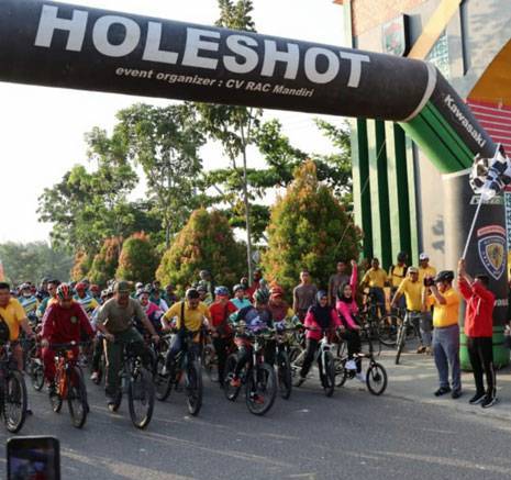 Sambut Hari Bhayangkara ke-76, Polres Pelalawan Gelar Sepeda Gembira dan Senam Sehat