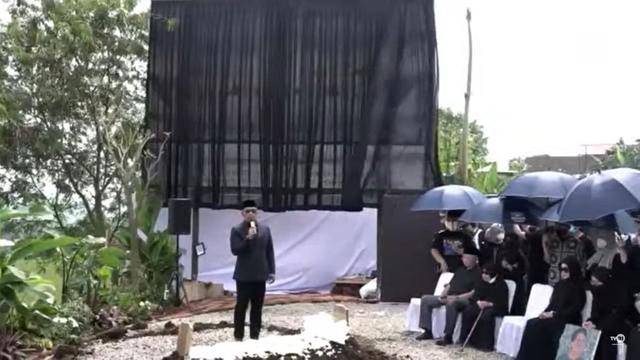 Sembari Tahan Tangis Usai Pemakaman Eril, Ridwan Kamil Ucapkan Terima Kasih atas Doa dan Dukungan Masyarakat
