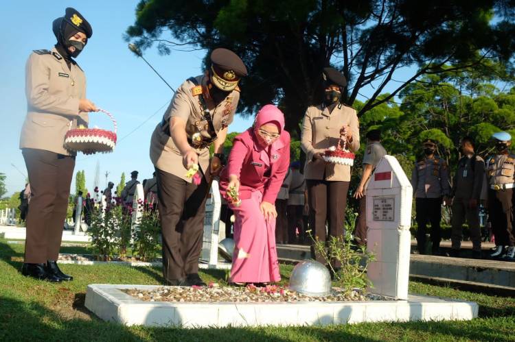 Sempena Hari Bhayangkara Ke 76, Kapolda Riau Irjen Pol Mohammad Iqbal Pimpin Ziarah Ke Taman Makam Pahlawan Pekanbaru