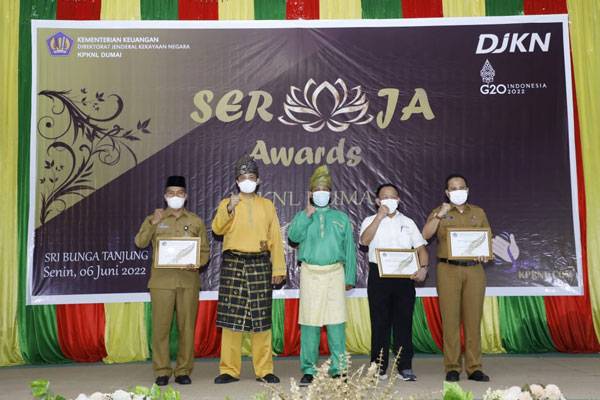Raih Peringkat Pertama, BKD Siak Terima Penghargaan Kejora Award 2022