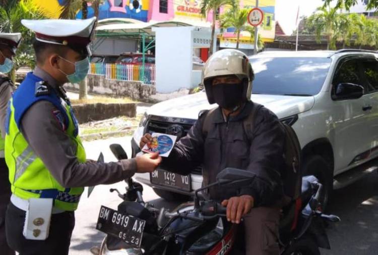 Sosialisasikan Operasi Patuh Lancang Kuning 2022, Satlantas Pekanbaru Bagikan Stiker Keselamatan ke Pengguna Jalan
