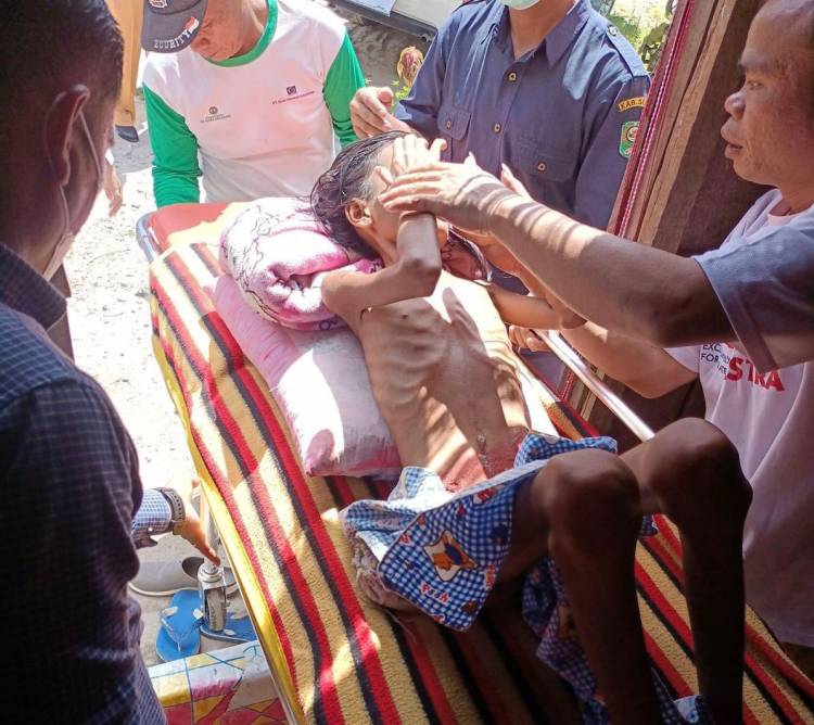 Terharu Bercampur Sedih Lihat Kondisi Tirta, Aipda Leonar Gendong dan bawa Berobat ke RS Setelah 3 Bulan Terbaring Lemah Dirawat Seadanya