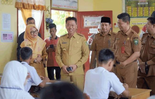 Tinjau Pelaksanaan UAS di SMPN 1 Bangko, Bupati Rohil Berikan Motivasi Kepala   Siswa