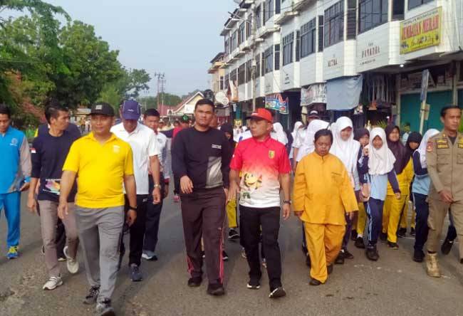 Ribuan Warga Antusias Ikuti Gerak Jalan Santai HUT Bhayangkara di Kuansing