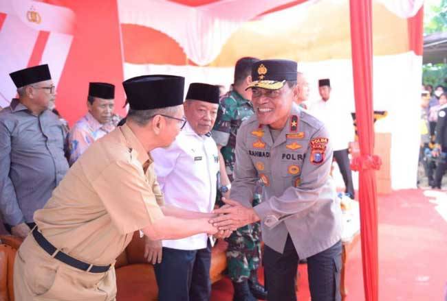 HUT Bhayangkara, Polda Riau Salurkan Bansos dan Bedah Rumah