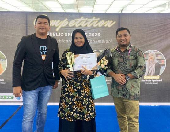 Kembangkan Bakat Public Speaking, Nursani Mahasiswi Ilmu Komunikasi UIN Suska Riau Raih Juara I Public Speaking Competition 2023
