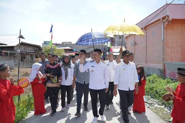 Resmikan Kantor Lurah Sinaboi Kota, Bupati Rohil Minta Tapem Anggarkan Mobiler
