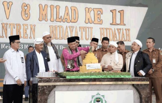 Bupati Rohil Hadiri Wisuda dan Milad Ponpes Bidayatul Hidayah