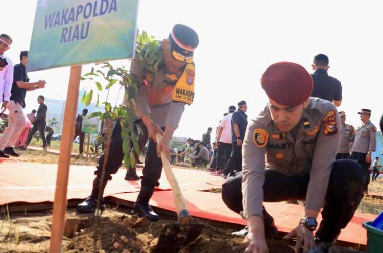 Wakapolda Riau Tanam Pohon Serentak di Komplek Perkantoran Pemko Pekanbaru