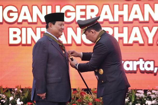 Menhan Prabowo Terima Penganugerahan Tanda Kehormatan Bintang Bhayangkara Utama dari Mabes Polri