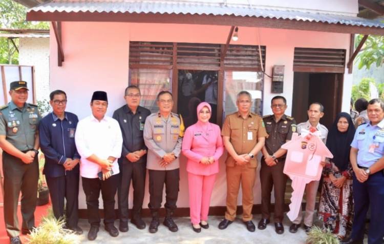 Wan Abdullah Terima Program Bedah Rumah HUT Bhayangkara