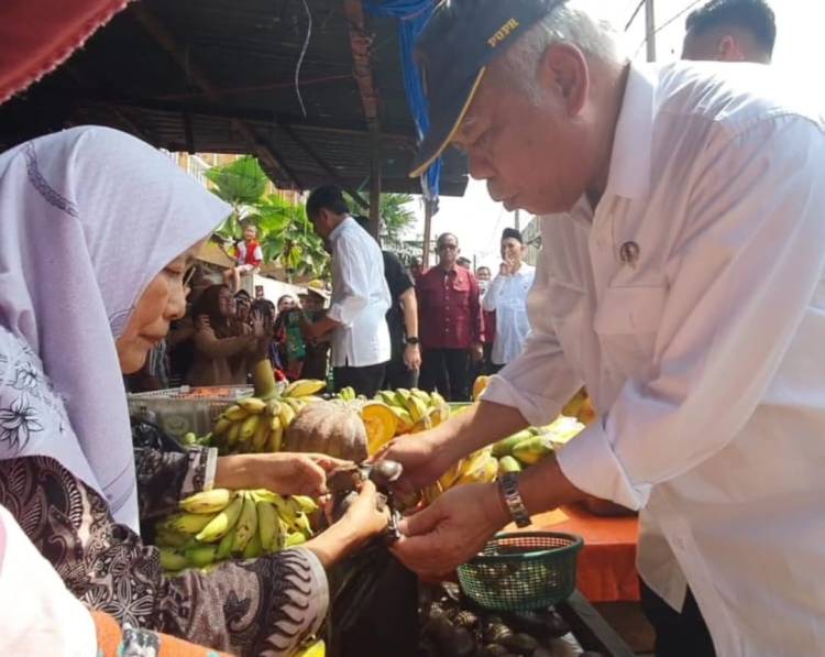 Menteri Basuki Tawari Jokowi Jengkol di Pasar Dumai: "Beda Jengkolnya Pak"