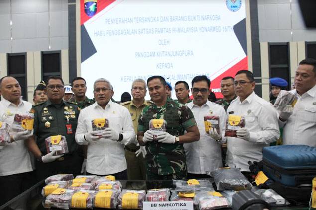 Pangdam XII/Tpr Serahkan BB 21,2 Kg Sabu Dan Lima Tersangka Kepada Kepala BNN RI
