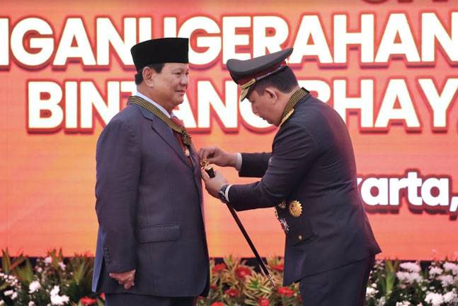 Menhan Prabowo Terima Penganugerahan Tanda Kehormatan Bintang Bhayangkara Utama Dari Mabes Polri
