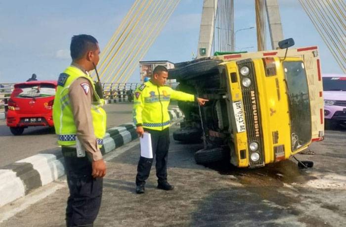 Tertimpa Mobil Box di Jembatan Siak IV, Kernet Tewas
