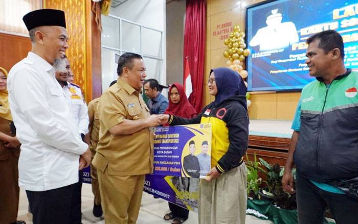 Warga Dumai Terima Bansos, Pj Gubri: Jangan Belikan Rokok!