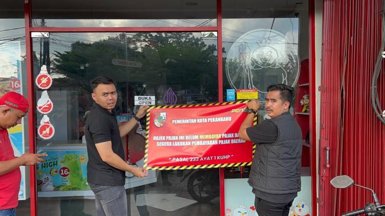 Sejumlah Restoran di Pekanbaru Dipasangi Stiker Penunggak Pajak