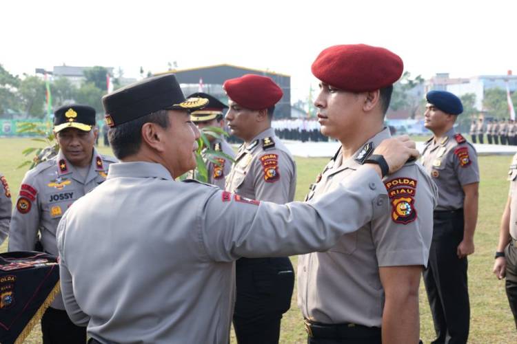 937 Personel Polda Riau Naik Pangkat&nbsp;