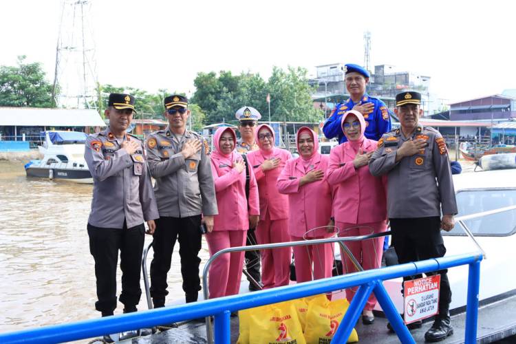 Bersempena Hari Bhayangkara ke-79, Polres Inhil Salurkan 200 Paket Sembako kepada Warga Pesisir Sungai Indragiri