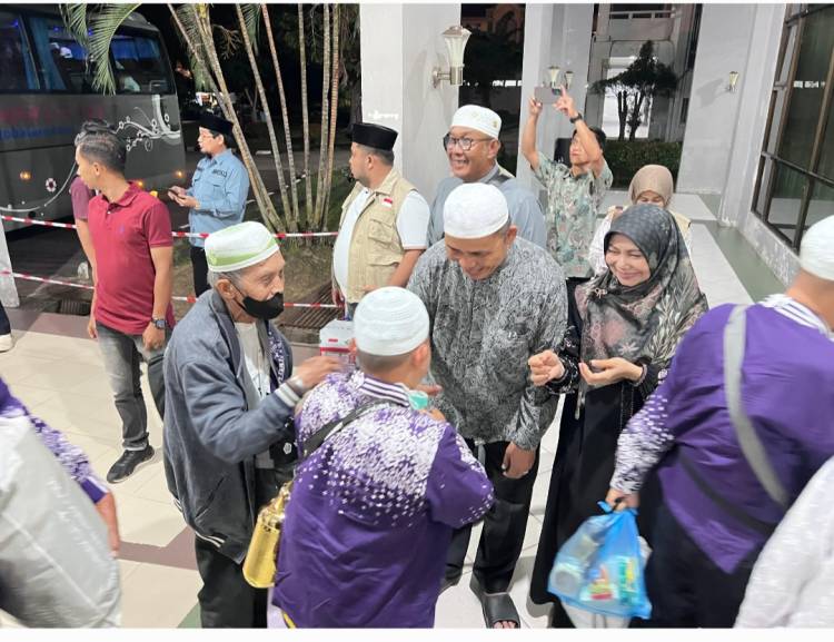 Bupati Herman Jemput kedatangan Jamaah Haji di Batam: Semoga Menjadi Haji Mabrur dan Mabrurah